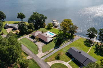 Aerial overhead view of lakefront homes and boat houses on Guntersville Lake in Scottsboro Alabama. - obrazy, fototapety, plakaty