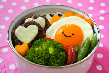 ハンバーグ弁当＿にっこり目玉焼き