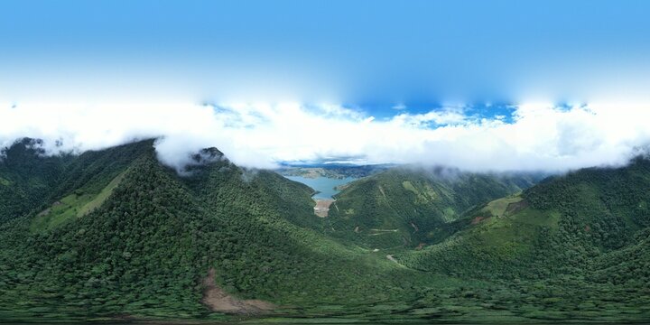 Fotograf&iacute;a panor&aacute;mica del Lago Calima en el Valle del Cauca, Colombia