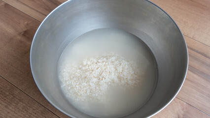米を洗う・米を研ぐ
