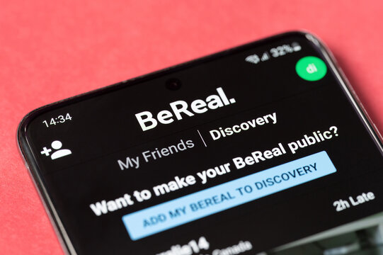 Browsing photos in Bereal app