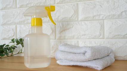 雑巾とスプレーボトル｜拭き掃除・除菌イメージ