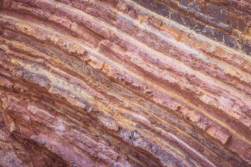 Naklejka premium Pink and red waves in the rocks