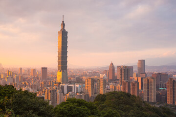 Fototapeta na wymiar Sunset over Taipei skyline