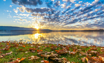 Obraz premium Herbst Urlaub am schönen Bodensee mit blauen Himmel und schöner Wolkenstimmung 