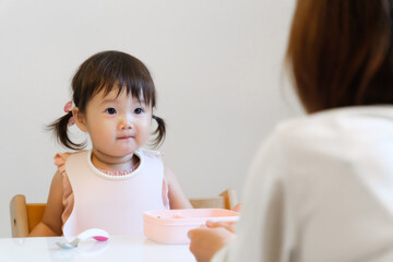 Obraz na płótnie Canvas ご飯を食べる女の子とお母さん