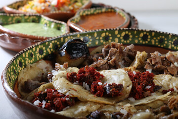 Tacos de bisteck y de chorizo, comida típica mexicana.