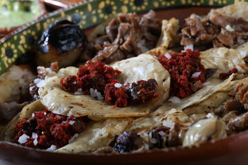 Tacos de bisteck y de chorizo, comida típica mexicana.
