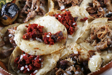 Tacos de bisteck y de chorizo, comida típica mexicana.