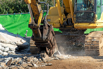 Demolition machine for crushing concrete foundation slabs, demolition site, construction industry