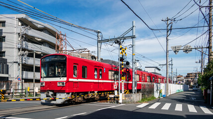 Obraz premium 赤い電車が走る街
