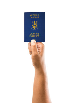 M&atilde;o afro de um homem segurando um passaporte ucraniano em fundo transparente isolado PNG. Conceito de Cidadania Ucraniana