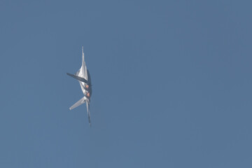 Avion de combate furtivo con el cielo azul con espacio para escritura