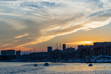 Le port de Marseille au crépuscule