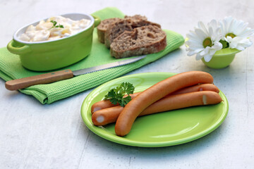 Wiener Würstchen mit Kartoffelsalat und Brot.
