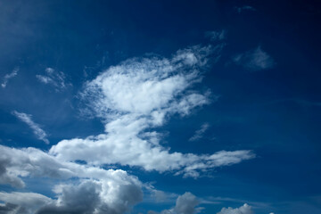 Błękitne niebo z białymi chmurkami , blue sky