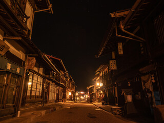 夜中の奈良井宿の街並み