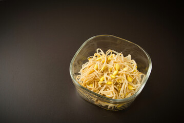 ガラス製の容器に入れられた、我が家の常備菜の豆もやしのナムル