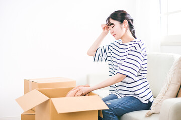 引越し作業・荷造りに疲れる日本人女性
