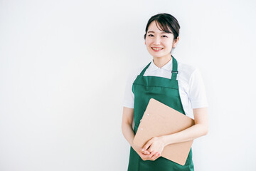 エプロン姿の女性（家政婦・介護士・スーパーマーケット）
