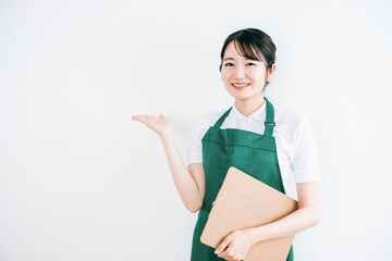 エプロン姿の女性（家政婦・介護士・スーパーマーケット）
