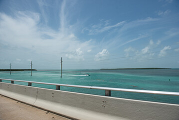 vista spettacolare del mare turchese dai ponti per arrivare a key west in florida - obrazy, fototapety, plakaty