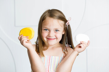 Fototapeta dziewczynka trzyma klocki, puste klocki drewniane do nałożenia grafiki, zabawki edukacyjne,  obraz