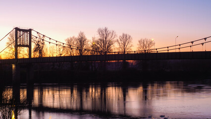 Pont suspendu de Marmande, photographié pendant le coucher du soleil