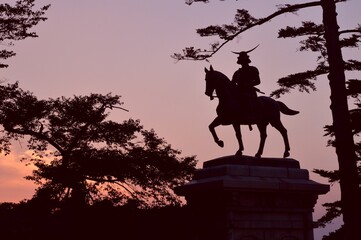 夕焼けの空と伊達政宗騎馬像