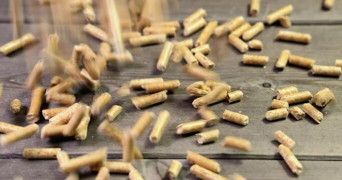 Holz Pellets rieseln