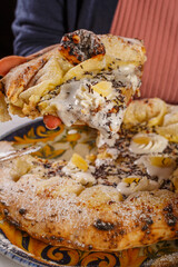 Pizza dolce fatta con impasto napoletano e cotta al forno e guarnita con ricotta, cioccolato fondente e limone