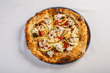 Pizza napoletana con zucchine, ricotta, mozzarella, peperone croccante e pomodori