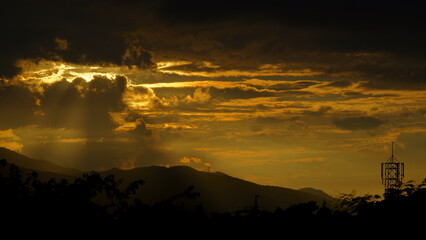 雲と太陽光の複雑な模様を描く夕焼け