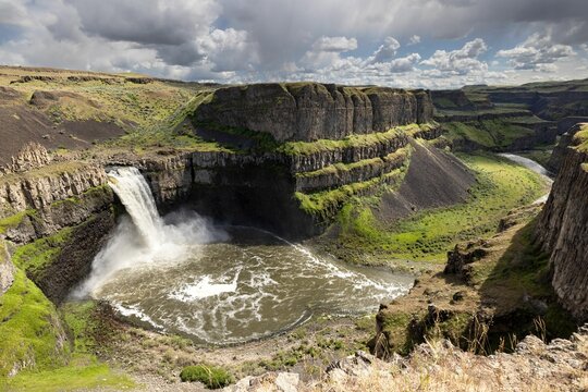 Beautiful Shot Of The Palouse Falls In State Park