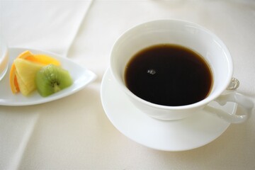 ホテル、レストラン、朝食、テーブル、白いクロス、食器、コーヒー、デザート