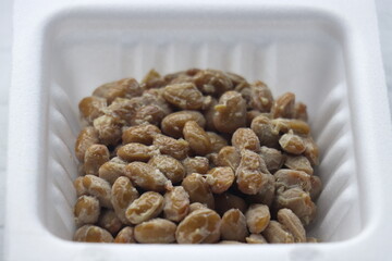 納豆パックに入ったままの納豆