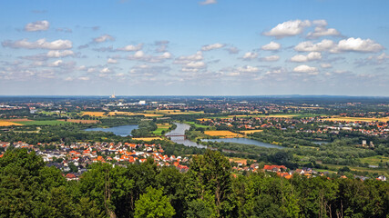 Obraz premium Blick vom Kaiser-Wilhelm-Denkmal auf die Stadt Porta Westfalica, Nordrhein-Westfalen, Deutschland