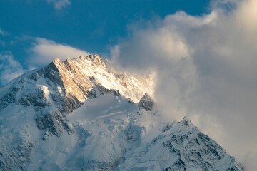 Mooie foto van de bergtop van Nanga Parbat en wolken die een deel ervan bedekken in pakistan