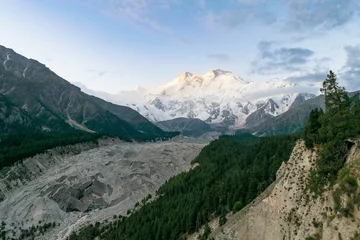 Foto auf Acrylglas Nanga Parbat Schöne Aufnahme von Feenwiesen mit Rakhiot-Gletscher und Nanga Parbat-Berg in Karakoram, Pakistan