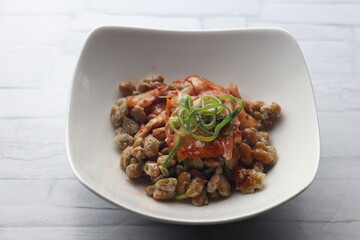 小鉢に盛られた納豆とキムチとネギ