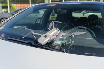 Accident with drone on the road. Windshield and drone destroyed. Liability insurance compulsory for drone pilots.