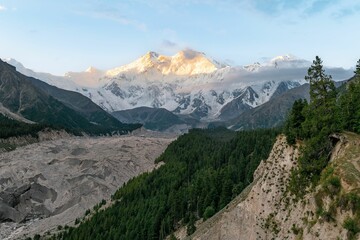 Schöne Aufnahme der Fairy Meadows mit dem Rakhiot-Gletscher und dem Nanga Parbat-Berg im Hintergrund