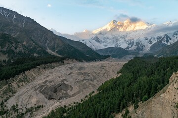 Mooie opname van de Fairy Meadows met de rakhiot-gletsjer en de Nanga Parbat-berg op de achtergrond