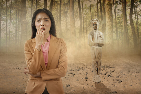 Asian businesswoman scared looking at a pocong