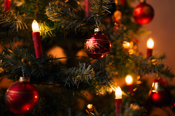 Weihnachtskugeln am Weihnachtsbaum