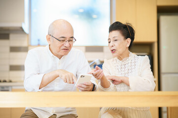 スマートフォンで撮影（ビデオ通話）をするシニア夫婦