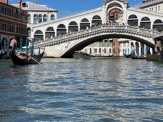 Fototapeta premium Rialto bridge and a gondola
