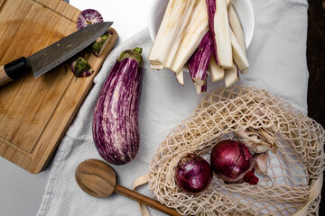Geschnittene Auberginen auf dem Tisch bei der Zubereitung einer Parmigiana di Melanzane