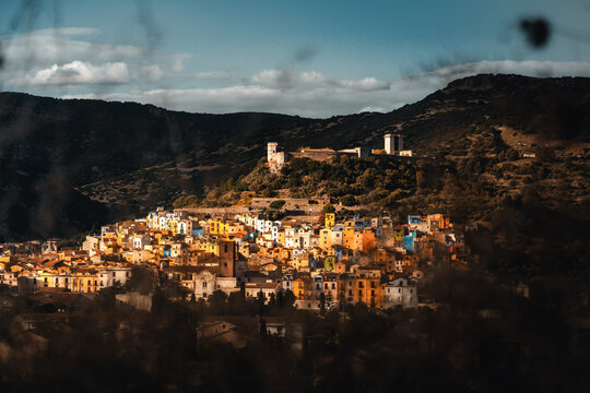 Der malerische Ort Bosa einer Gemeinde auf Sardinien, Italien