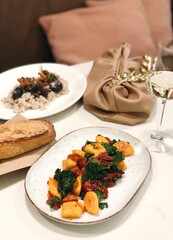 Obiad na mieście, jesienny dzień, restauracja francuska  